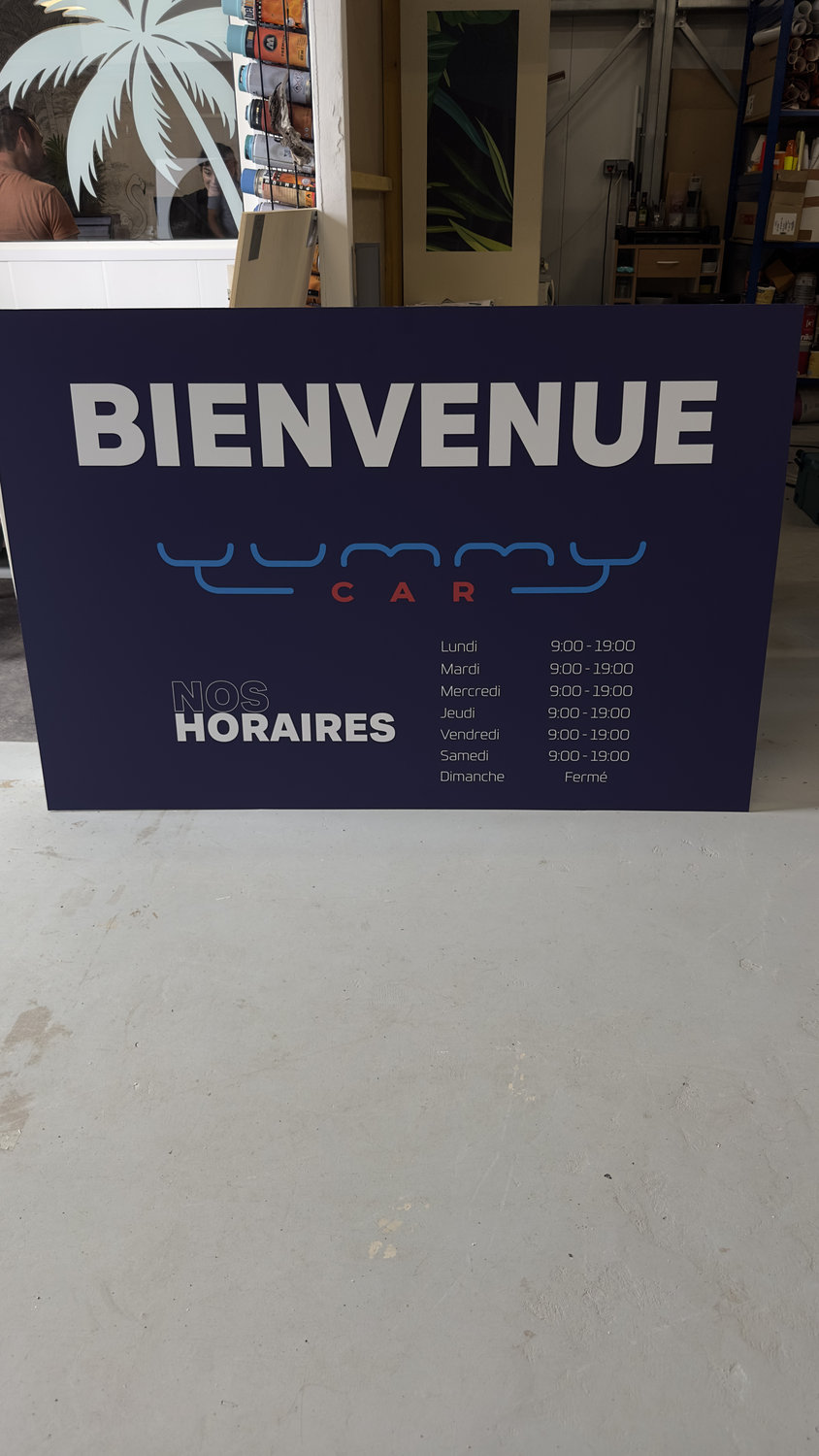 Panneau de bienvenue avec horaires