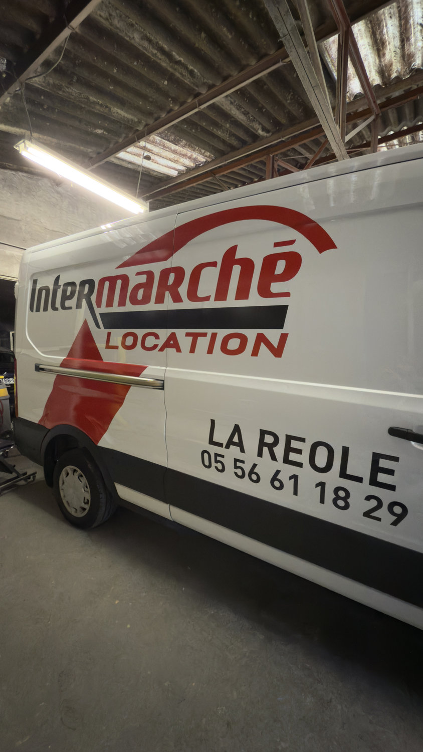 Lettrage publicitaire sur un véhicule