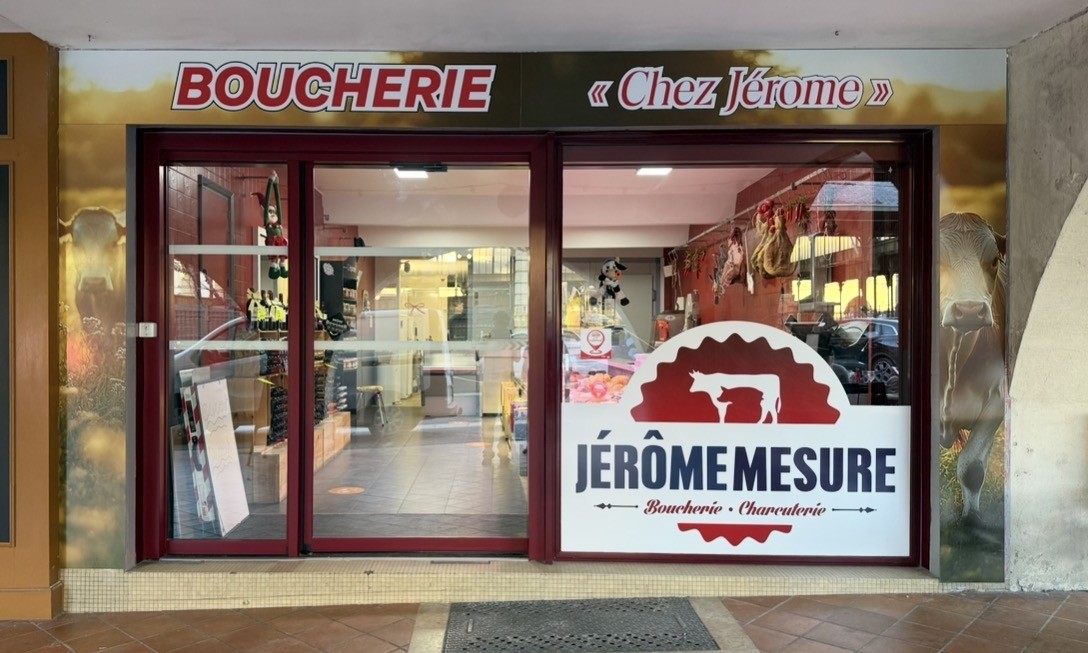 Enseigne et vitrine de boucherie