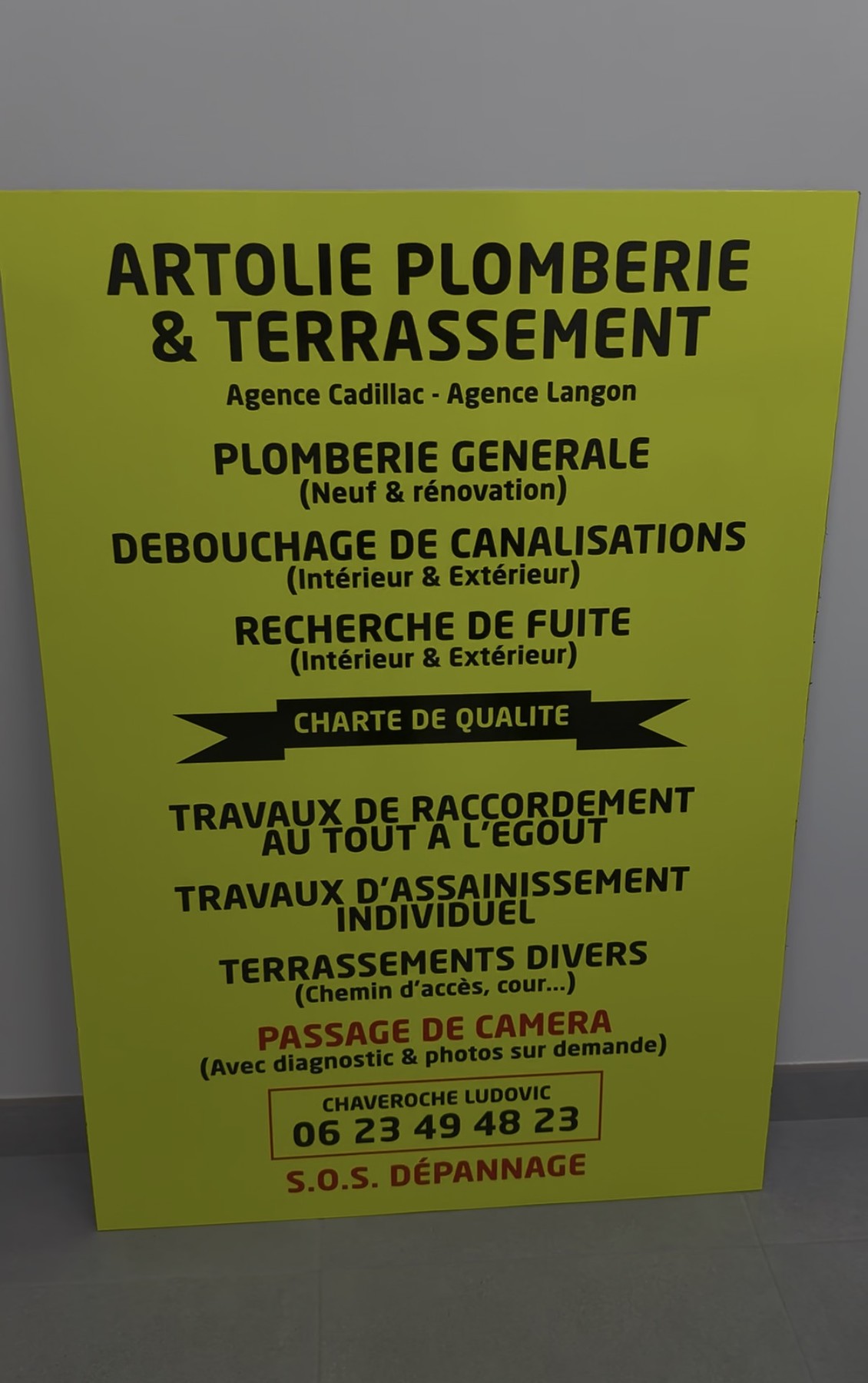 Panneau jaune artisanal
