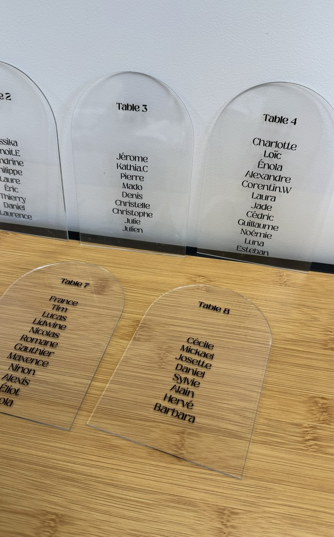 Plans de table transparents personnalisés pour un mariage