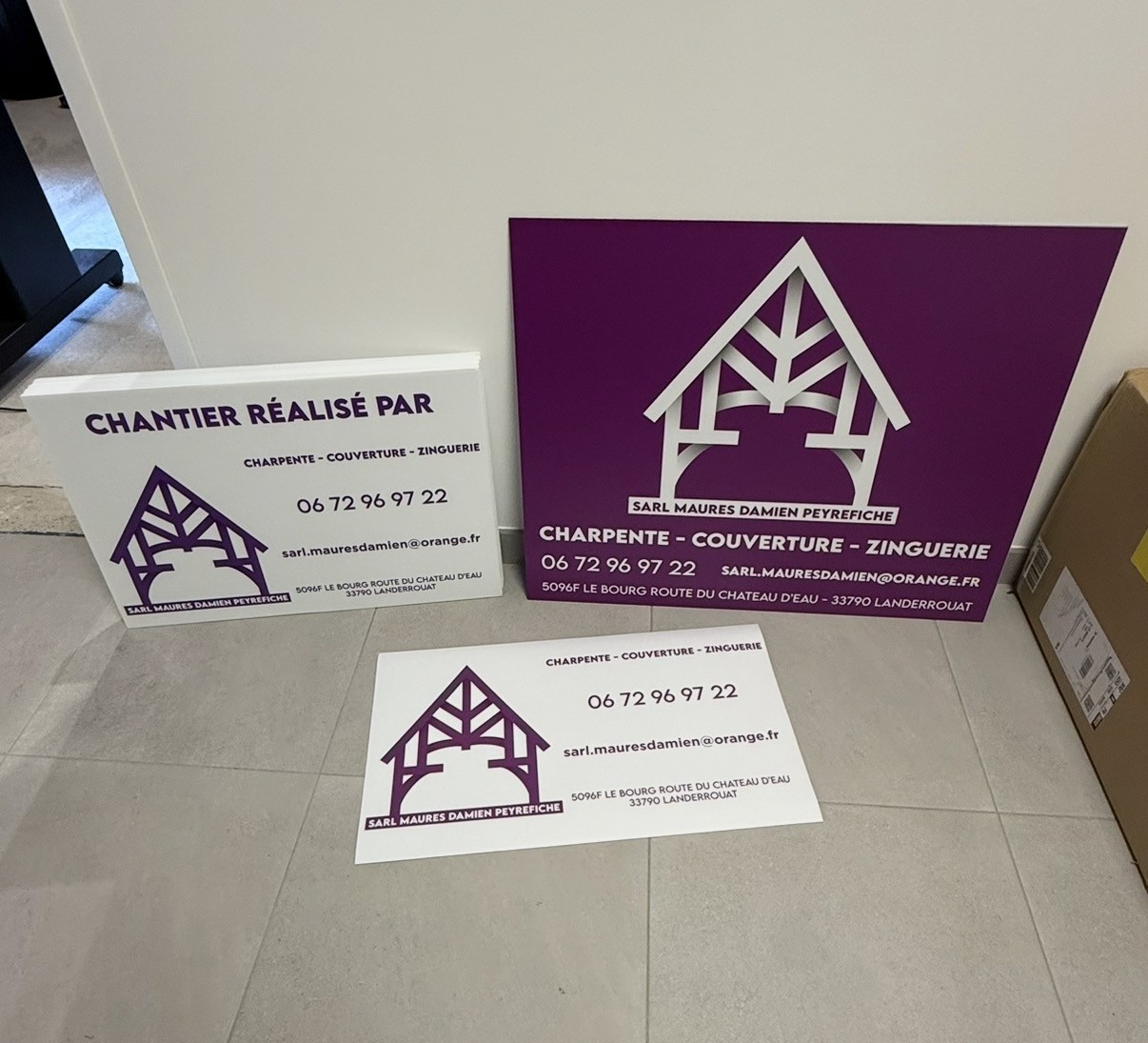 Panneaux violets de chantier